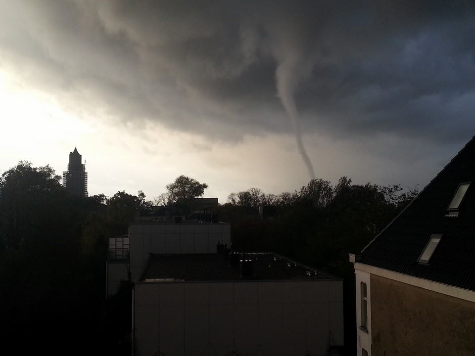 Twister vorming in Arnhem, Gelderland op 3 november 2013